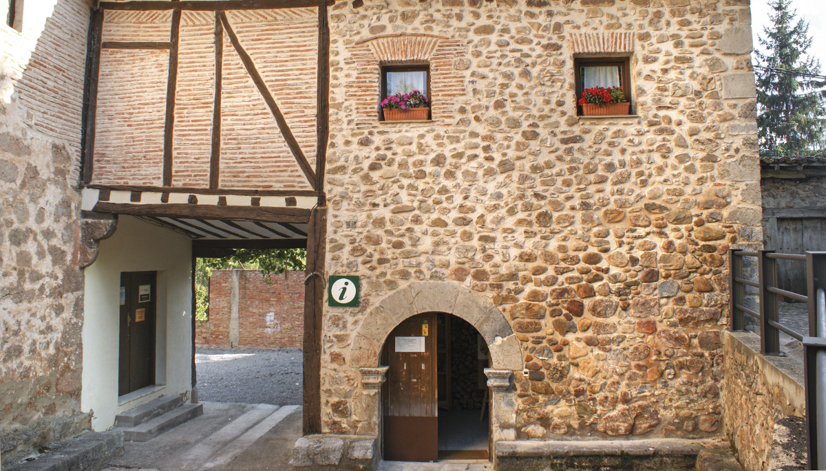 2 · The granary. The Tourist Office of Cameros